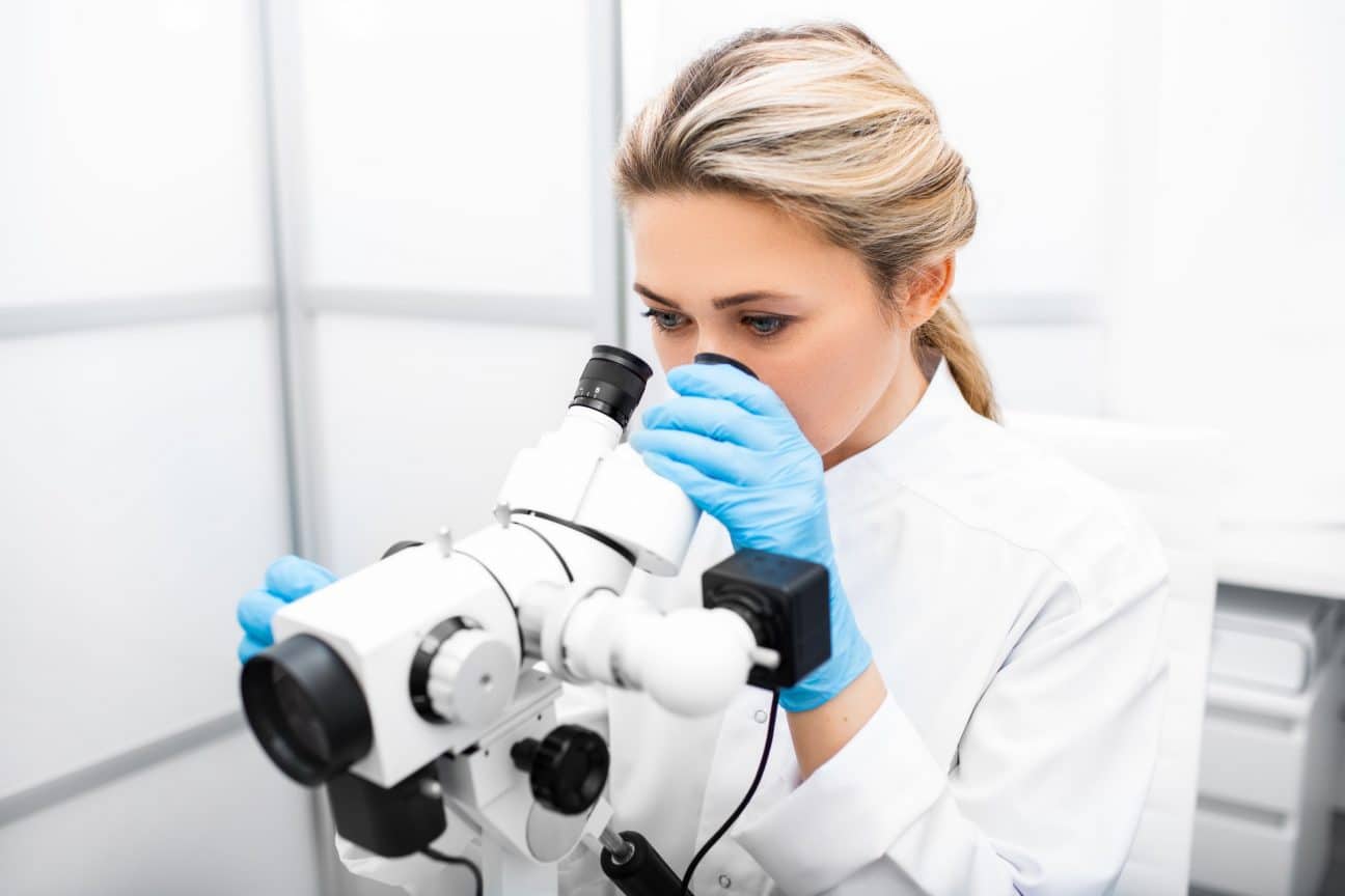 colposcopia-cand-se-recomanda-si-ce-presupune-interventia