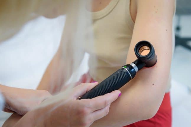 5 semnale ale pielii care cer analiza atentă a unui doctor dermatolog