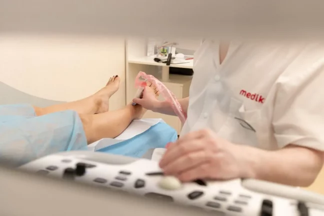 medic efectueaza ecografie Doppler