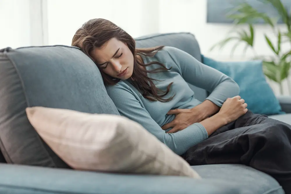 femeie care se confrunta cu disconfort abdominal