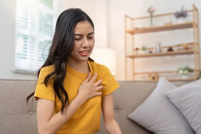 femeie care prezinta simptome de reflux gastroesofagian