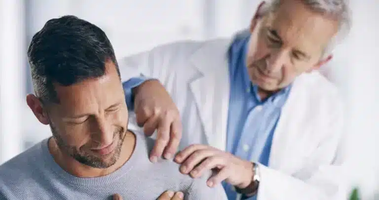 medic consulta un pacient cu dureri de umar