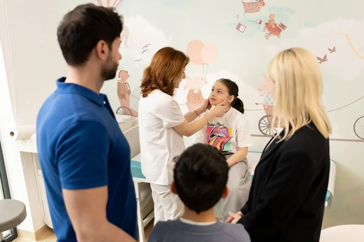 medic de familie consulta un copil