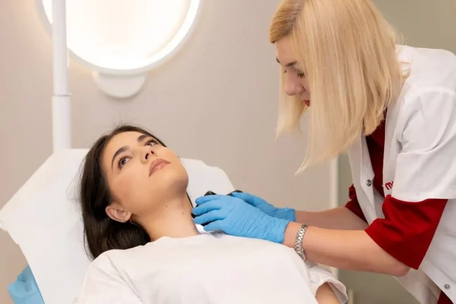 medic dermatolog care consulta un pacient