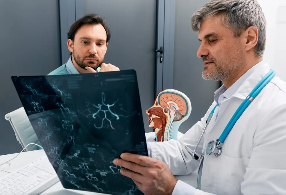 medic neurolog ii ofera explicatii unui pacient