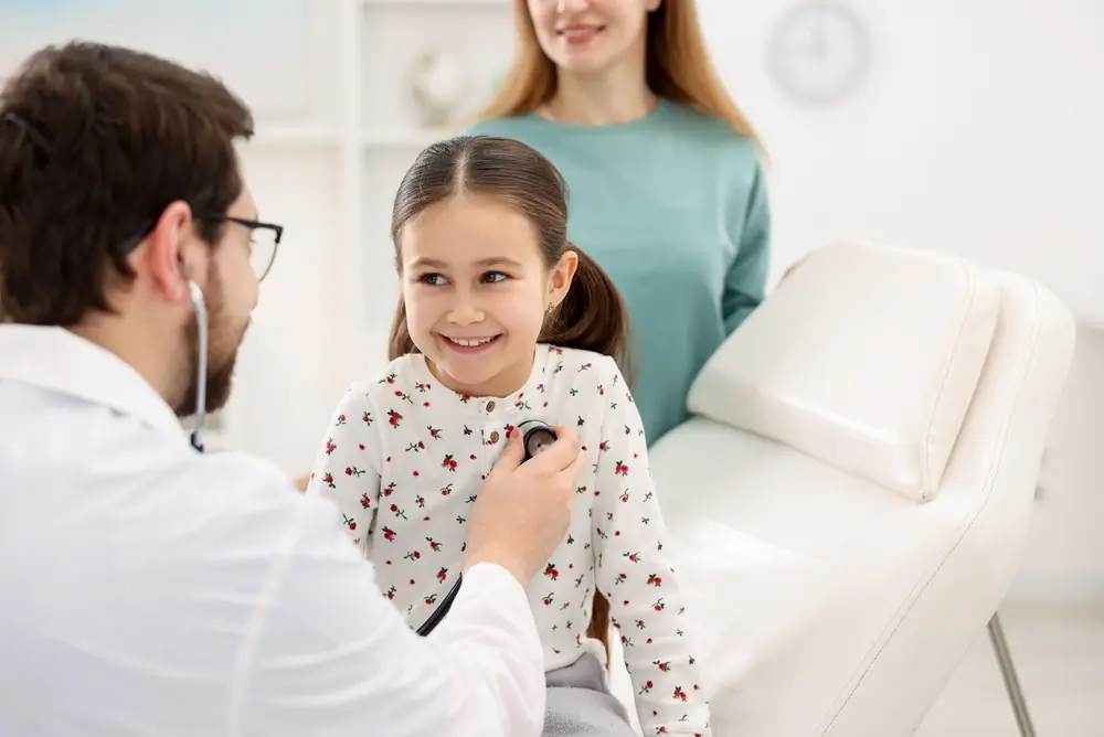 medic pediatru consulta un copil