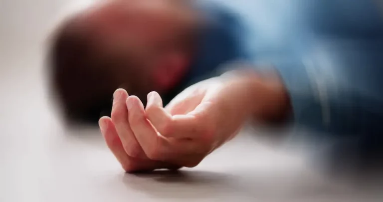 O persoana care sufera o criza convulsiva