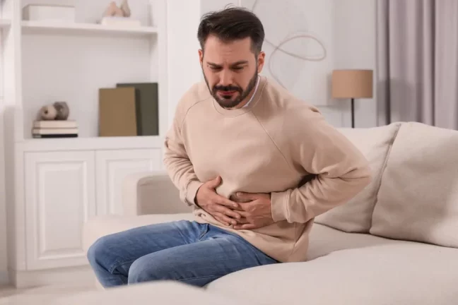 O persoana cu disconfort abdominal