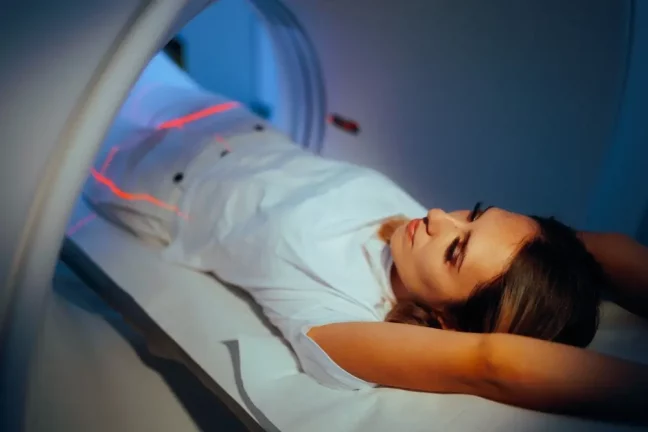 pacienta care efectueaza un RMN abdominal