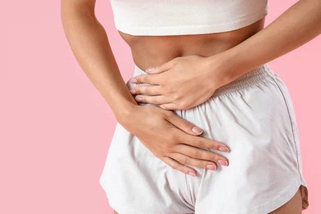 femeie care se confrunta cu dureri sau sangerari vaginale