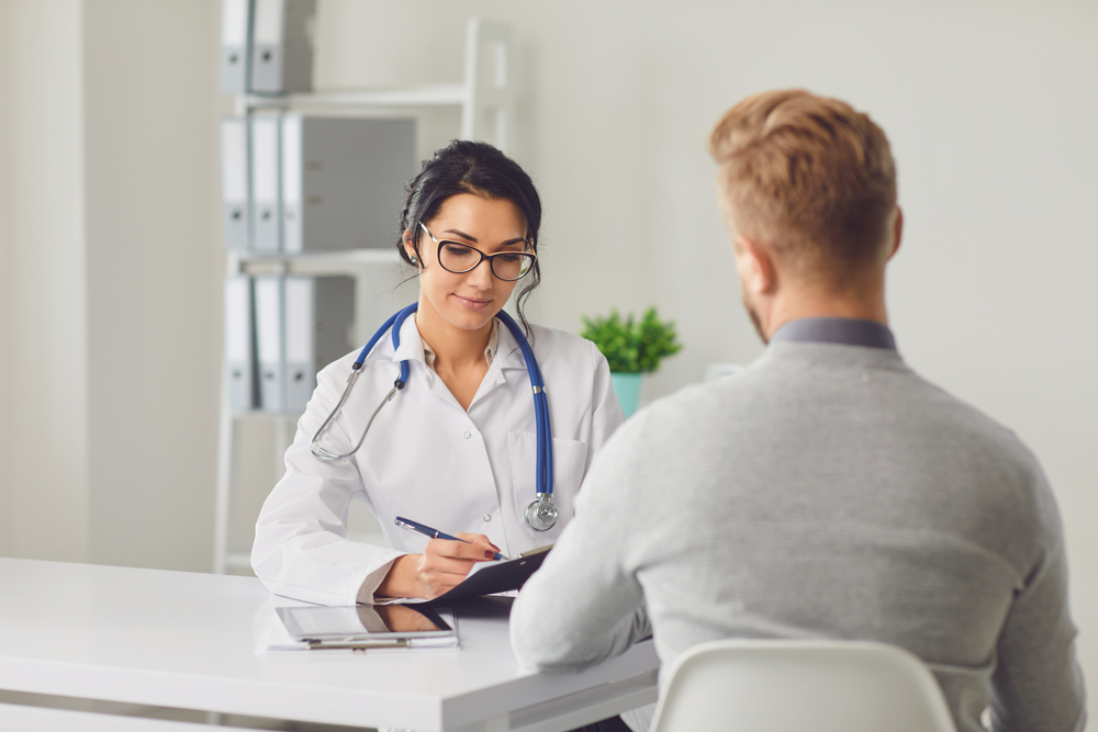 Medic consultă un pacient