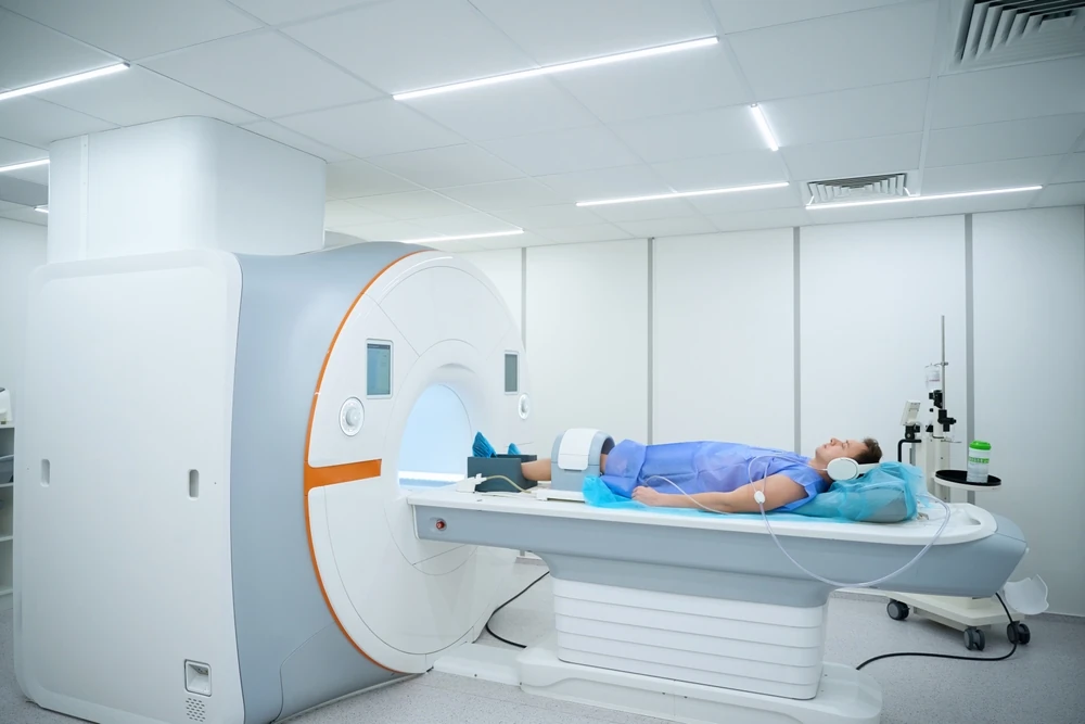 Pacient care urmeaza sa efectueze un RMN la genunchi