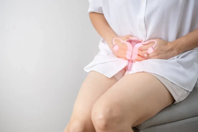 Femeie tinandu-se de abdomen, semn al durerii la contactul sexual