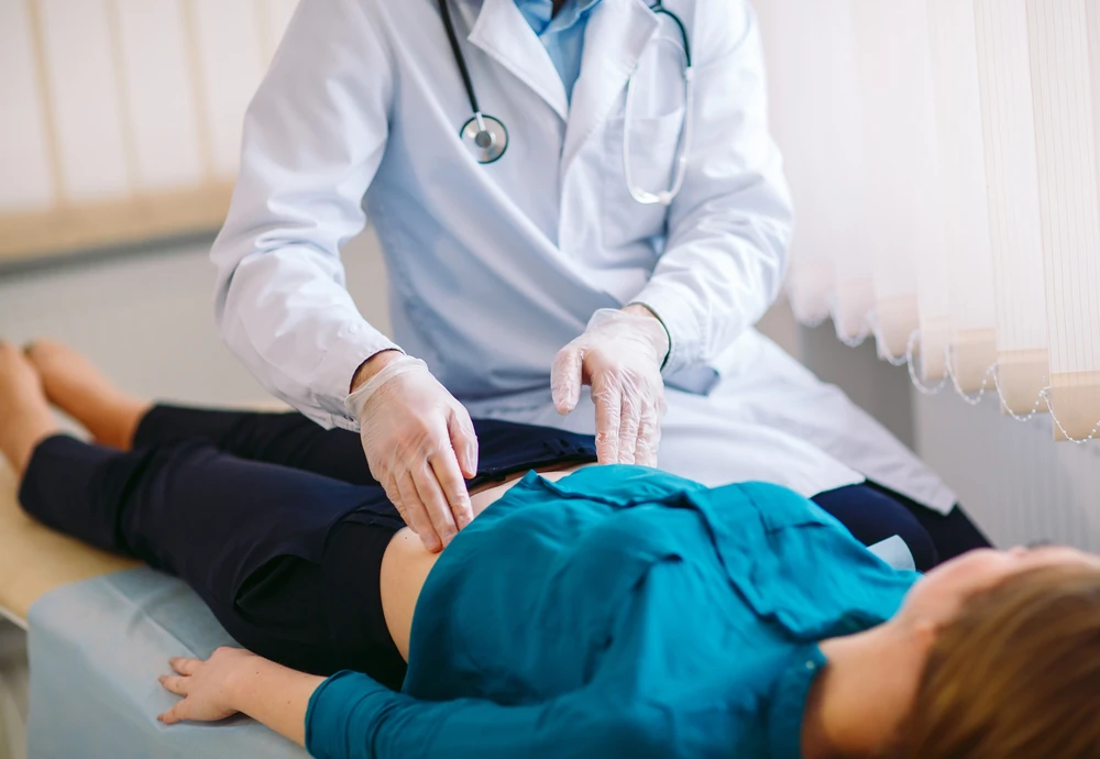 medic gastroenterolog în timpul unei consultații cu pacientul
