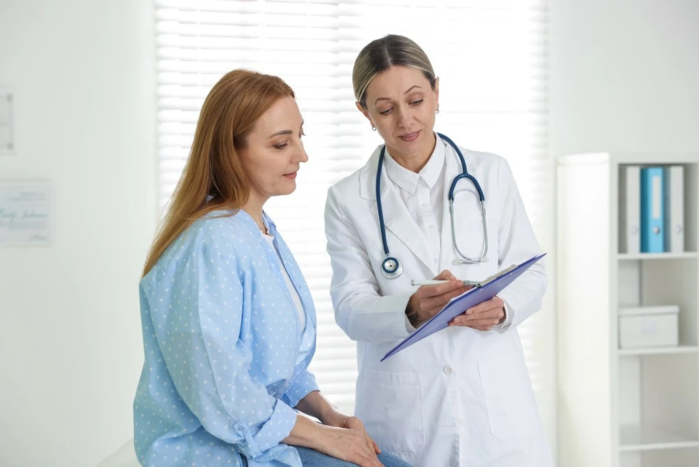 O persoană care discută cu medicul despre simptomele sale