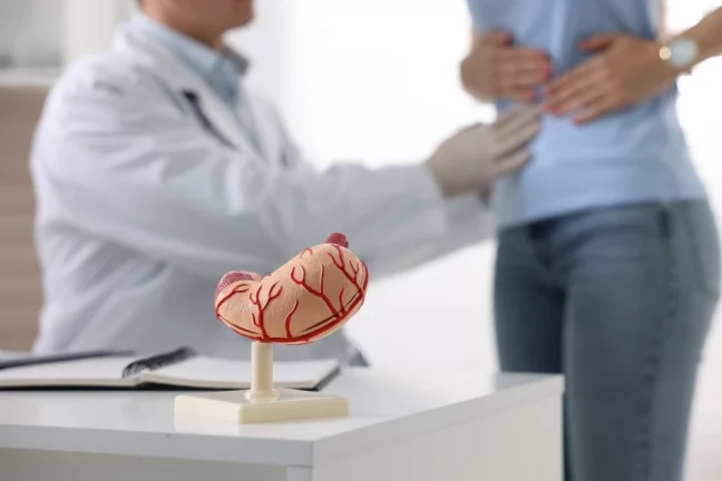 Persoana cu dureri abdominale, simptom al gastritei